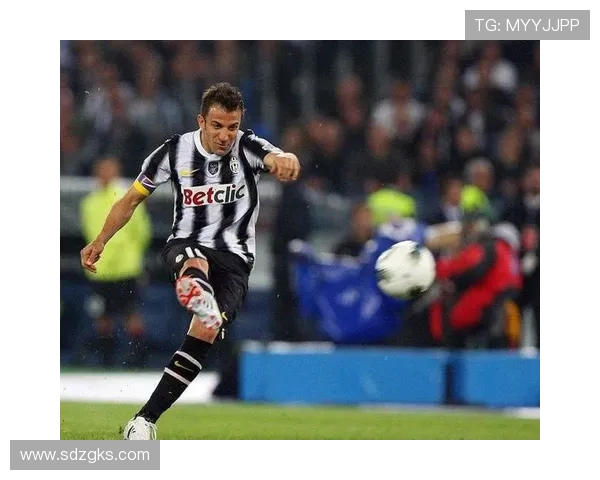 尤文球员热身穿皮耶罗头像训练服 尤文球员热身穿皮耶罗头像训练服